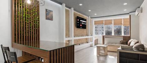 Appartement Deluxe, vue ville | Coin séjour | Télévision à écran plat