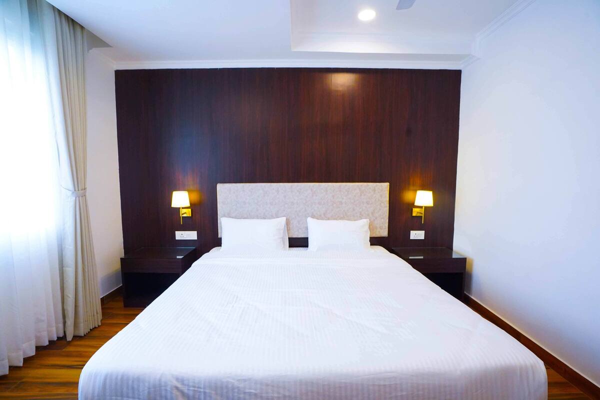 Standard-dobbeltværelse | Pengeskab på værelset, skrivebord, arbejdsområde til bærbare computere