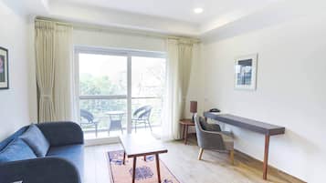 Suite, vista a la ciudad | Área de sala de estar