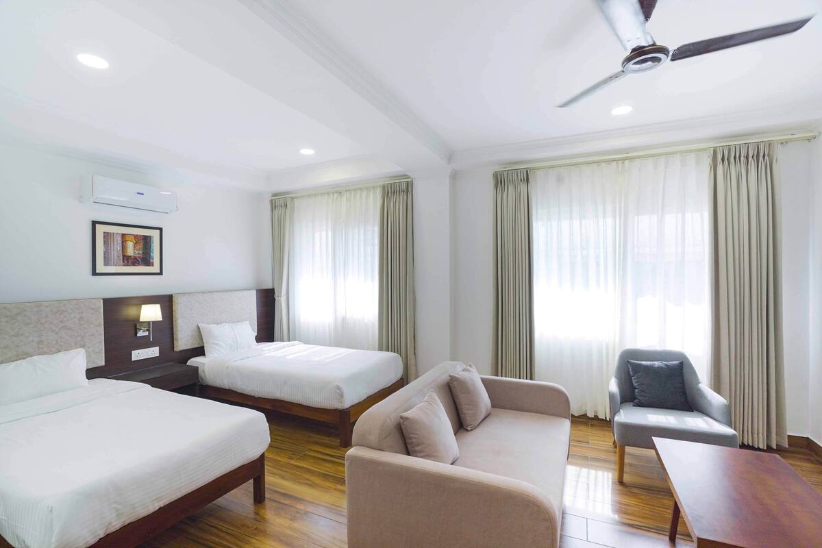 Deluxe-dobbeltværelse | Pengeskab på værelset, skrivebord, arbejdsområde til bærbare computere