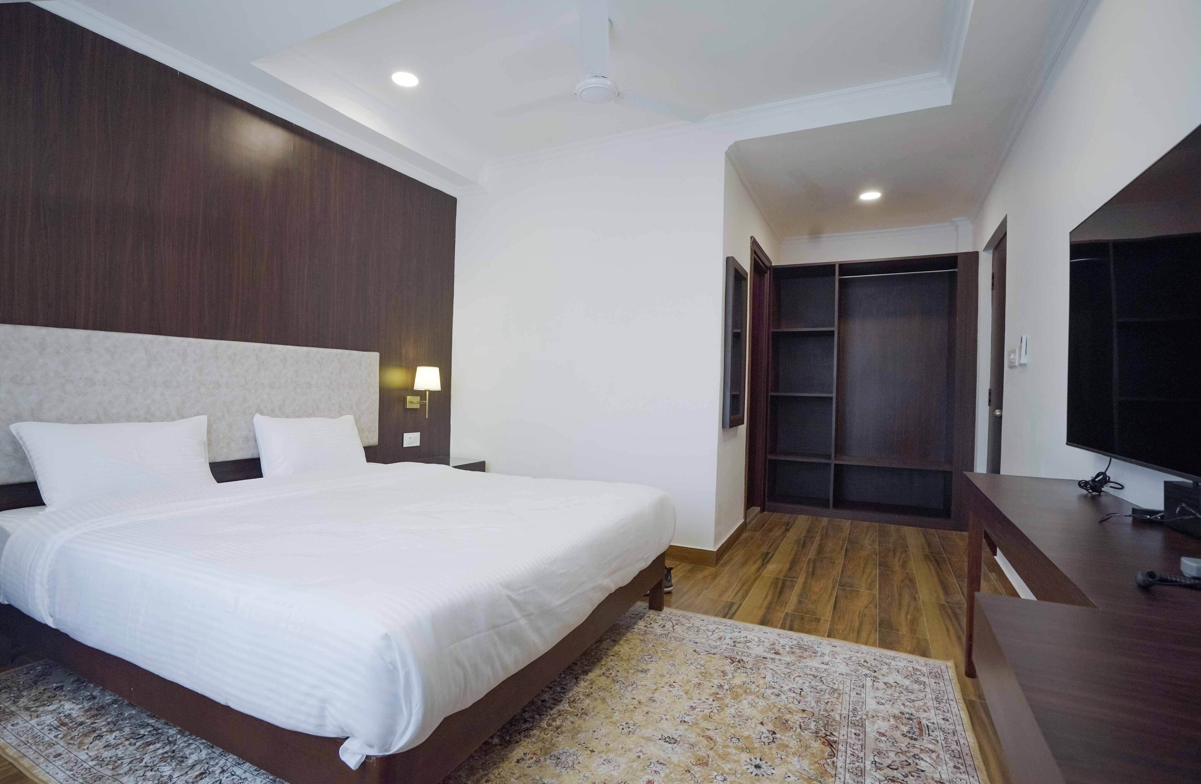 Suite - byudsigt | Pengeskab på værelset, skrivebord, arbejdsområde til bærbare computere