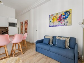 TV - Design apartment Av des Champs Elysées (Paris)