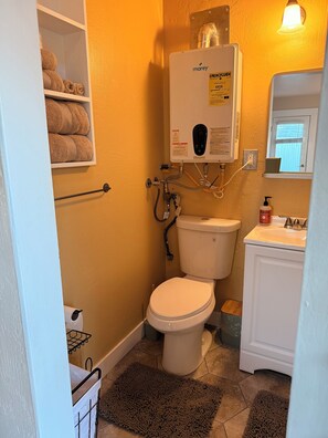 Ducha, toallas, jabón y champú