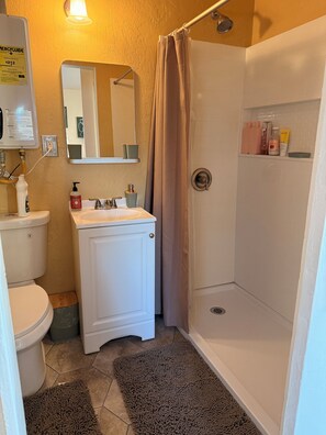 淋浴设施、毛巾、肥皂、洗发水