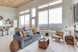 TV, fireplace, video games, books - Mtn-View 'Hidden Falls' Cabin w/ Hot Tub & Deck (Andrews)