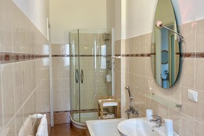 Shower, hair dryer, bidet, towels - Smart Stay nearby Metro & Lingotto Fiere (Turin)