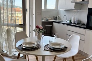 Kaffetrakter/tekoker, kjøleskap, mikrobølgeovn og ovn