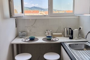 Kaffetrakter/tekoker, kjøleskap, mikrobølgeovn og ovn