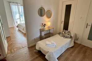 1 soverom, skrivebord, strykejern/-brett og reiseseng for barn