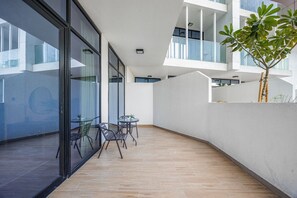 Outdoor dining - Bloomfields Serene 1BR in Al Maryah Vist (Abu Dhabi)