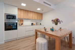 Wasserkocher mit Kaffee-/Teezubehör, Kühlschrank, Mikrowelle, Ofen