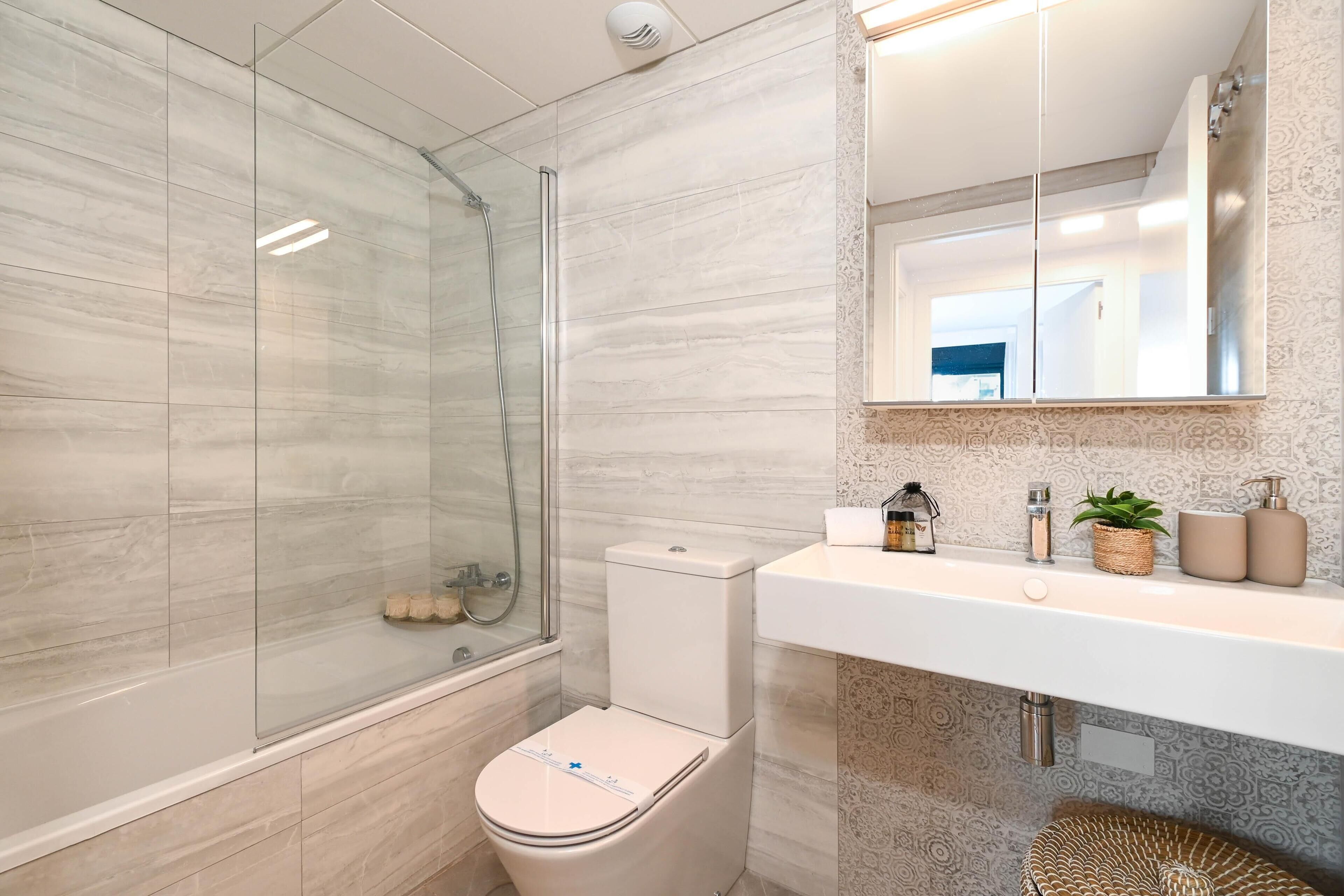 Salle de bain avec baignoire