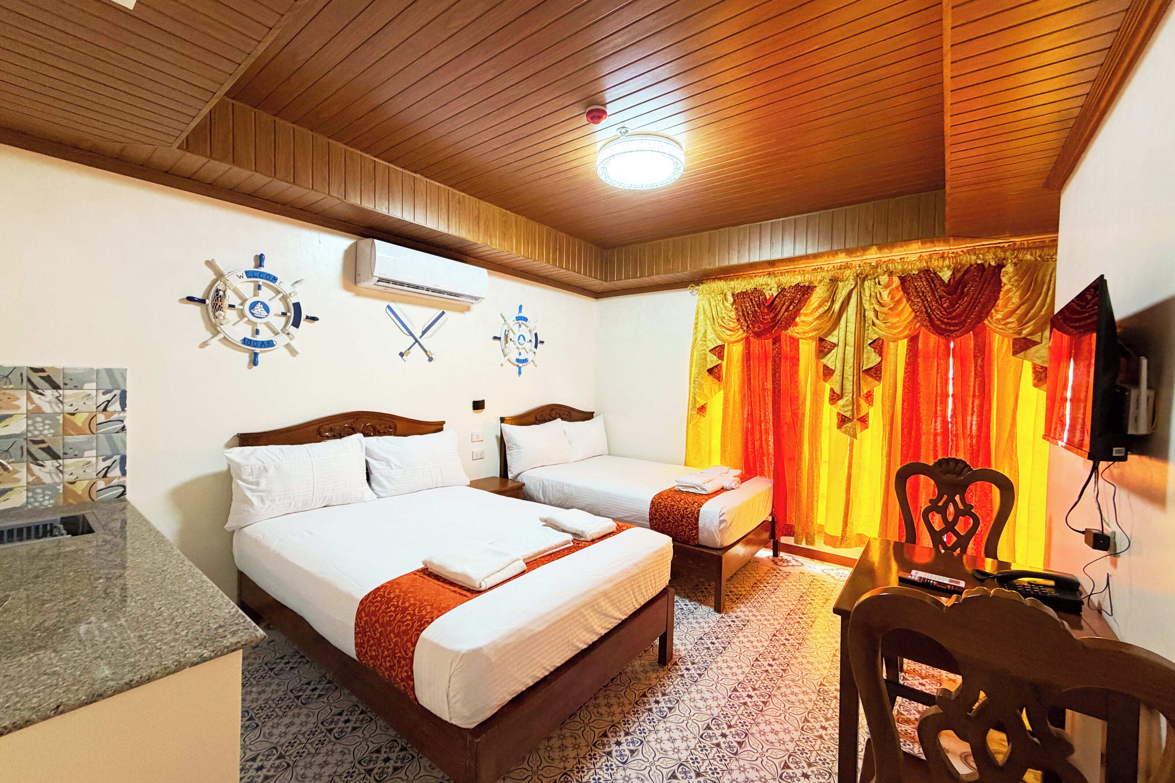 Deluxe Quadruple Room | Desk, free WiFi