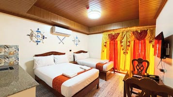 Deluxe Quadruple Room | Desk, free WiFi