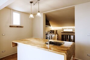 Wasserkocher mit Kaffee-/Teezubehör, Kühlschrank, Ofen, Herdplatte
