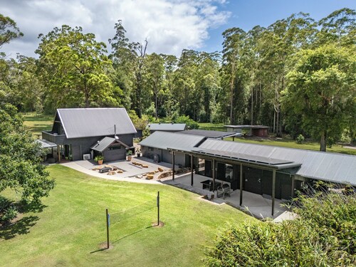Peaceful 4 acre retreat, entire property &  3 dwellings. Perfect for families