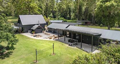 Peaceful 4 acre retreat, entire property & 3 dwellings. Perfect for families