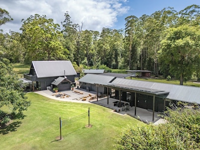 Peaceful 4 acre retreat, entire property & 3 dwellings. Perfect for families