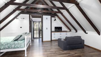 6 bedrooms, iron/ironing board, internet, bed sheets