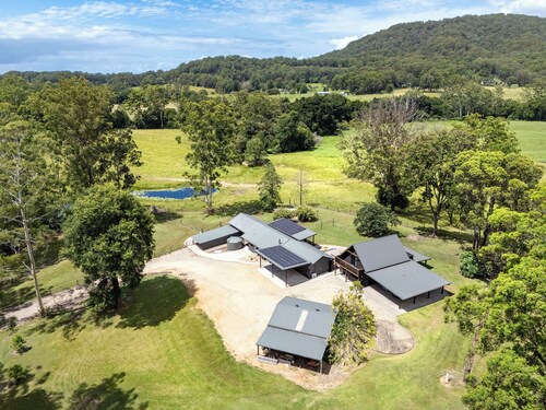 Peaceful 4 acre retreat, entire property &  3 dwellings. Perfect for families