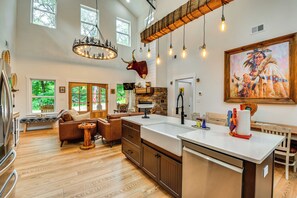 Interior - Trails Within 2 Miles! Highlands Nature Escape (Highlands)