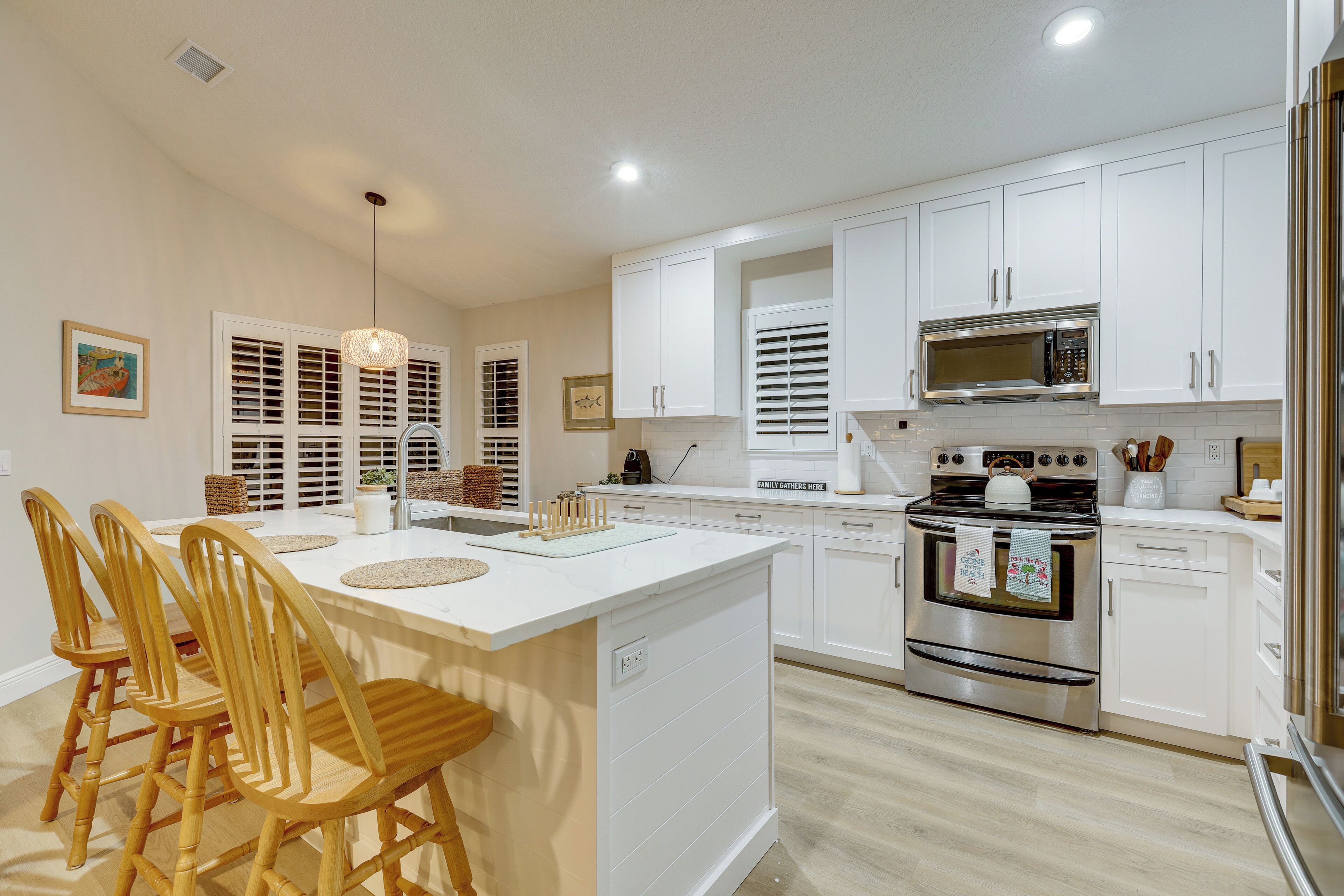 Fridge, microwave, stovetop, dishwasher