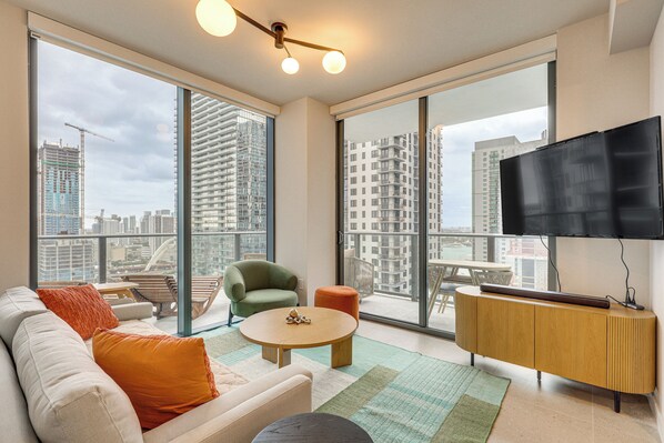 TV, books, stereo - Luxe High-Rise Living! Crosby Condo w/ Ocean View (Miami)