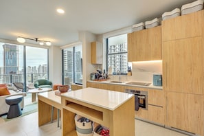 Fridge, microwave, stovetop, dishwasher - Luxe High-Rise Living! Crosby Condo w/ Ocean View (Miami)