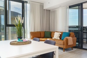 TV, books - NEW TO VRBO: Modern City Apt with Pool, Gym and Lake Access (Canberra)