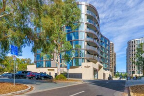 Exterior - NEW TO VRBO: Modern City Apt with Pool, Gym and Lake Access (Canberra)