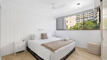 3 bedrooms, desk, iron/ironing board, travel cot