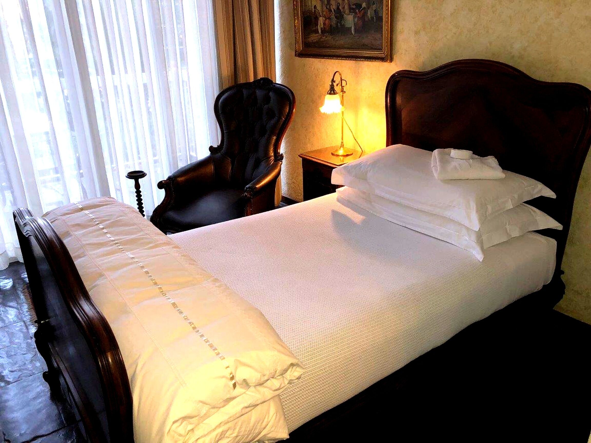 The Butler's | Työpöytä, kannettavalle tietokoneelle sopiva työtila, ilmainen Wi-Fi