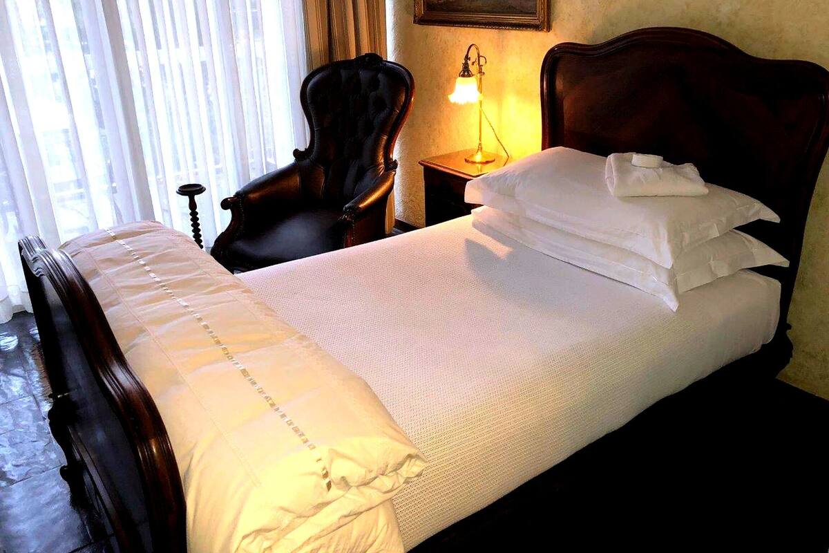 The Butler's | Työpöytä, kannettavalle tietokoneelle sopiva työtila, ilmainen Wi-Fi