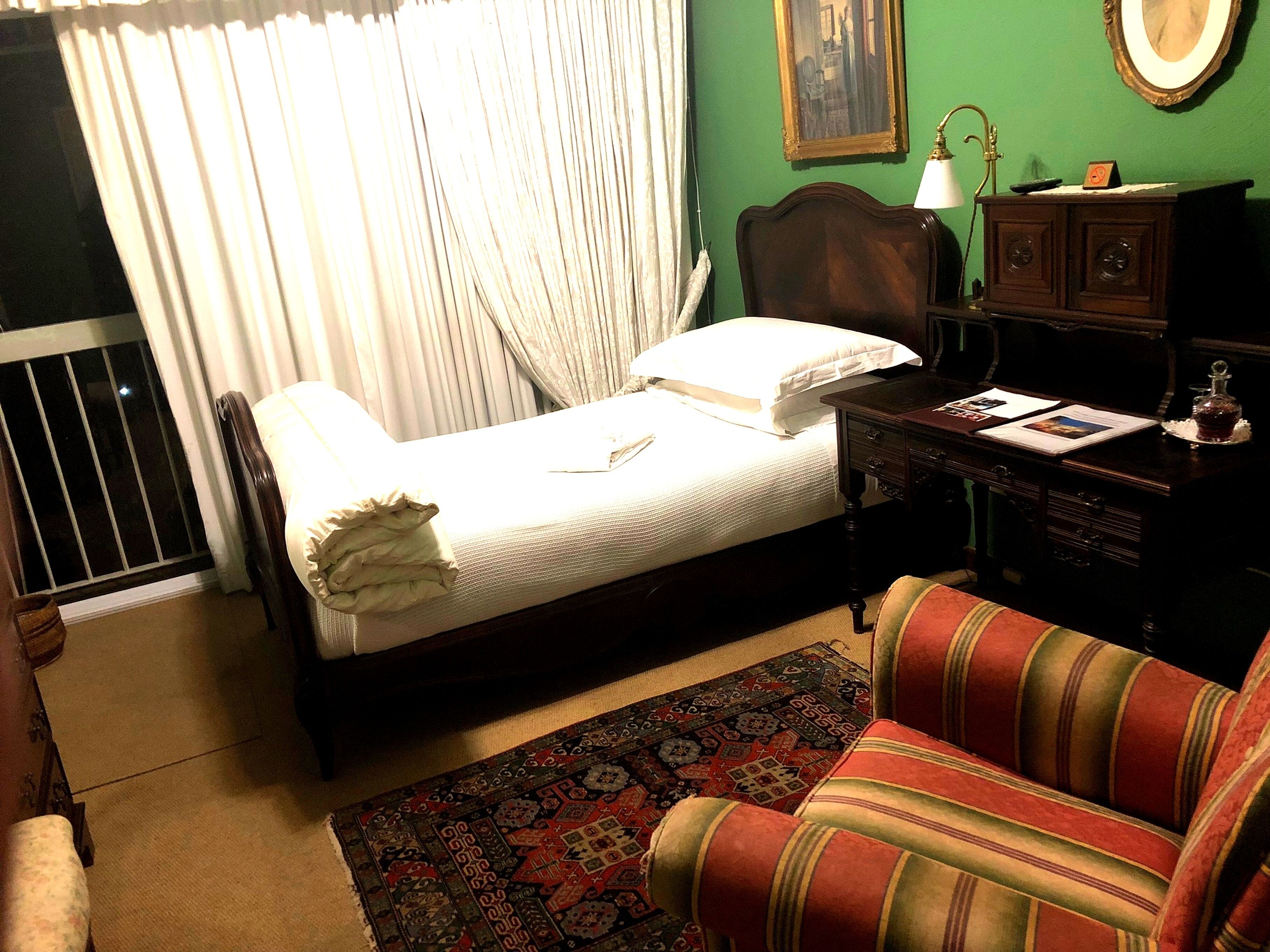 The Governess | Työpöytä, kannettavalle tietokoneelle sopiva työtila, ilmainen Wi-Fi