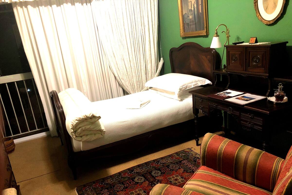 The Governess | Työpöytä, kannettavalle tietokoneelle sopiva työtila, ilmainen Wi-Fi