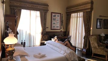 Quarto casal superluxo | Escrivaninha, espaço de trabalho para notebook, Wi-Fi de cortesia