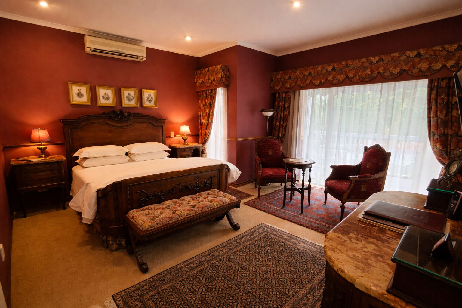 Bureau, espace de travail pour ordinateur portable, Wi-Fi gratuit