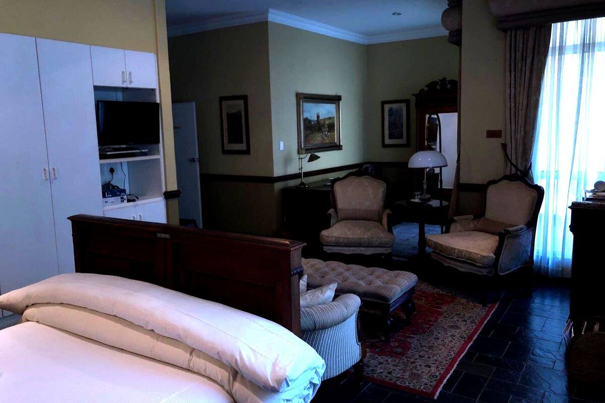 The Hunt Master's | Työpöytä, kannettavalle tietokoneelle sopiva työtila, ilmainen Wi-Fi