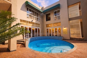 Outdoor pool - Whistletree Luxury Manor (Pretoria)