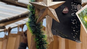 A wooden structure with a star decoration and a black fabric with white patterns. - Charming 3-bedroom B&B in serene Manali perfect for getaway (Naggar)