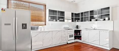 Apartment | Private kitchen | Cookware/dishes/utensils