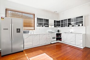 Apartment | Private kitchen | Cookware/dishes/utensils - Quiet 2-bed Home in Pascoe Vale South (Melbourne)