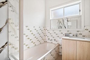 Apartment | Bathroom | Soap - Quiet 2-bed Home in Pascoe Vale South (Melbourne)