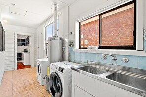 Apartment | Private kitchen | Cookware/dishes/utensils - Quiet 2-bed Home in Pascoe Vale South (Melbourne)