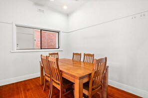 Apartment | Living room - Quiet 2-bed Home in Pascoe Vale South (Melbourne)