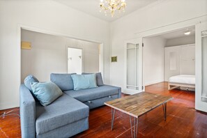 Apartment | Living room - Quiet 2-bed Home in Pascoe Vale South (Melbourne)