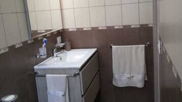 Dusche, Haartrockner, Bidet, Handtücher