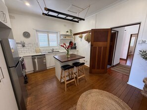 Private kitchen - Darlow Cottage - Central Wagga- Walking distance to hospital & Cafes (Wagga Wagga)