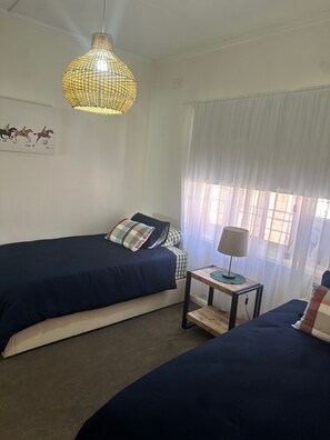 4 bedrooms, iron/ironing board, Internet, bed sheets - Darlow Cottage - Central Wagga- Walking distance to hospital & Cafes (Wagga Wagga)