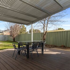 Outdoor dining - Darlow Cottage - Central Wagga- Walking distance to hospital & Cafes (Wagga Wagga)
